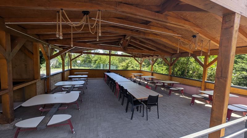 Überdachter Pavillon mit langen Tafeln