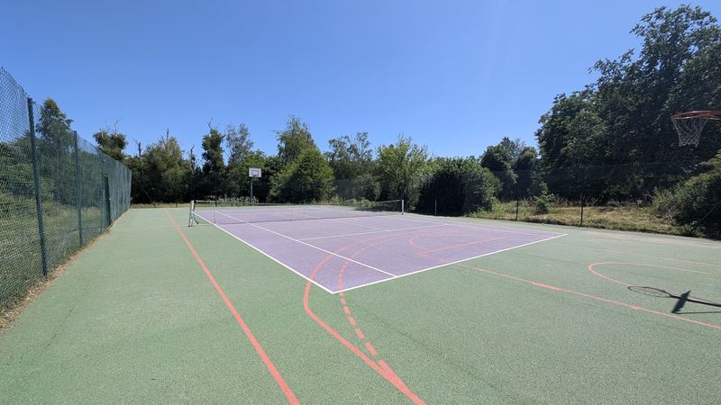 Eingezäunter Sport- und Tennisplatz