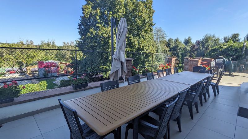 Gedeckte Tafel auf der Terrasse